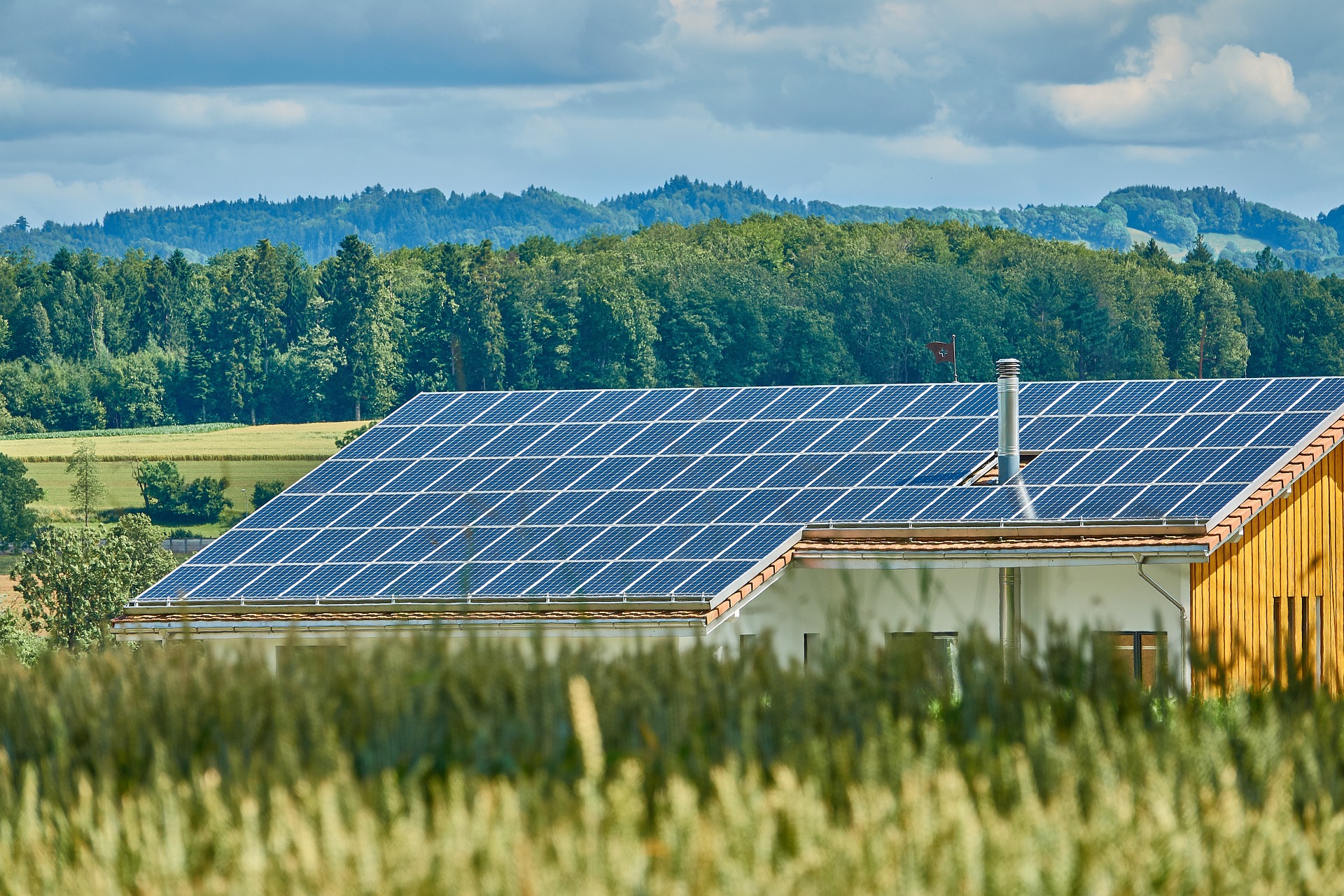 Solaranlage auf einem Hausdach mit schöner Landschaft im Hintergrund